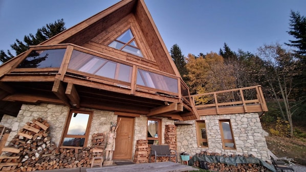 Exterior - Chambre d'hôte SUITE 2 CHAMBRES at the top of the chalet - sleeps 4 - 2 double beds in 2 rooms (BOURG ST MAURICE)