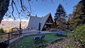 Outdoor dining - Chambre d'hôte SUITE 2 CHAMBRES at the top of the chalet - sleeps 4 - 2 double beds in 2 rooms (BOURG ST MAURICE)