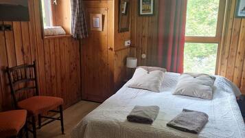 1 bedroom, iron/ironing board, WiFi (free)