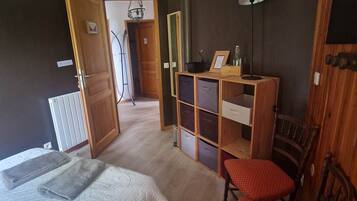 1 bedroom, iron/ironing board, WiFi (free)