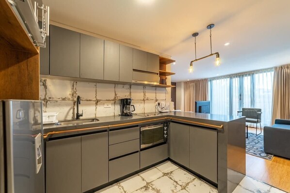 Fridge, microwave, oven, stovetop - NOK Amazing Studio in Candelaria (Bogotá)