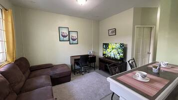 Departamento superior, vista al patio | Área de sala de estar