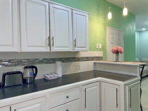 Apartemen Superior, pemandangan halaman | Dapur pribadi | Lemari es besar, microwave, oven, dan peralatan masak/sendok-piring