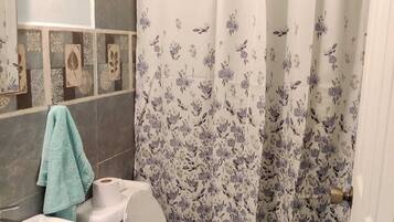 Standard Apartment, Mountain View | Bilik Mandi | Pancuran mandi, tuala disediakan, sabun, tisu tandas