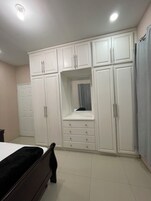 1 habitación, escritorio y espacio para trabajar con laptop