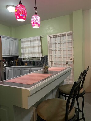 Apartemen Superior, pemandangan halaman | Dapur pribadi | Lemari es besar, microwave, oven, dan peralatan masak/sendok-piring