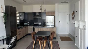 Een koelkast, een microgolfoven, een oven, een kookplaat