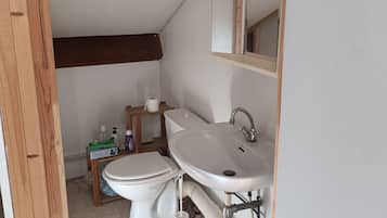 Serviettes fournies, papier toilette