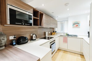 Micro-ondas, fogão, lava-louças