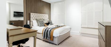 3 bedrooms, iron/ironing board, WiFi, bed sheets