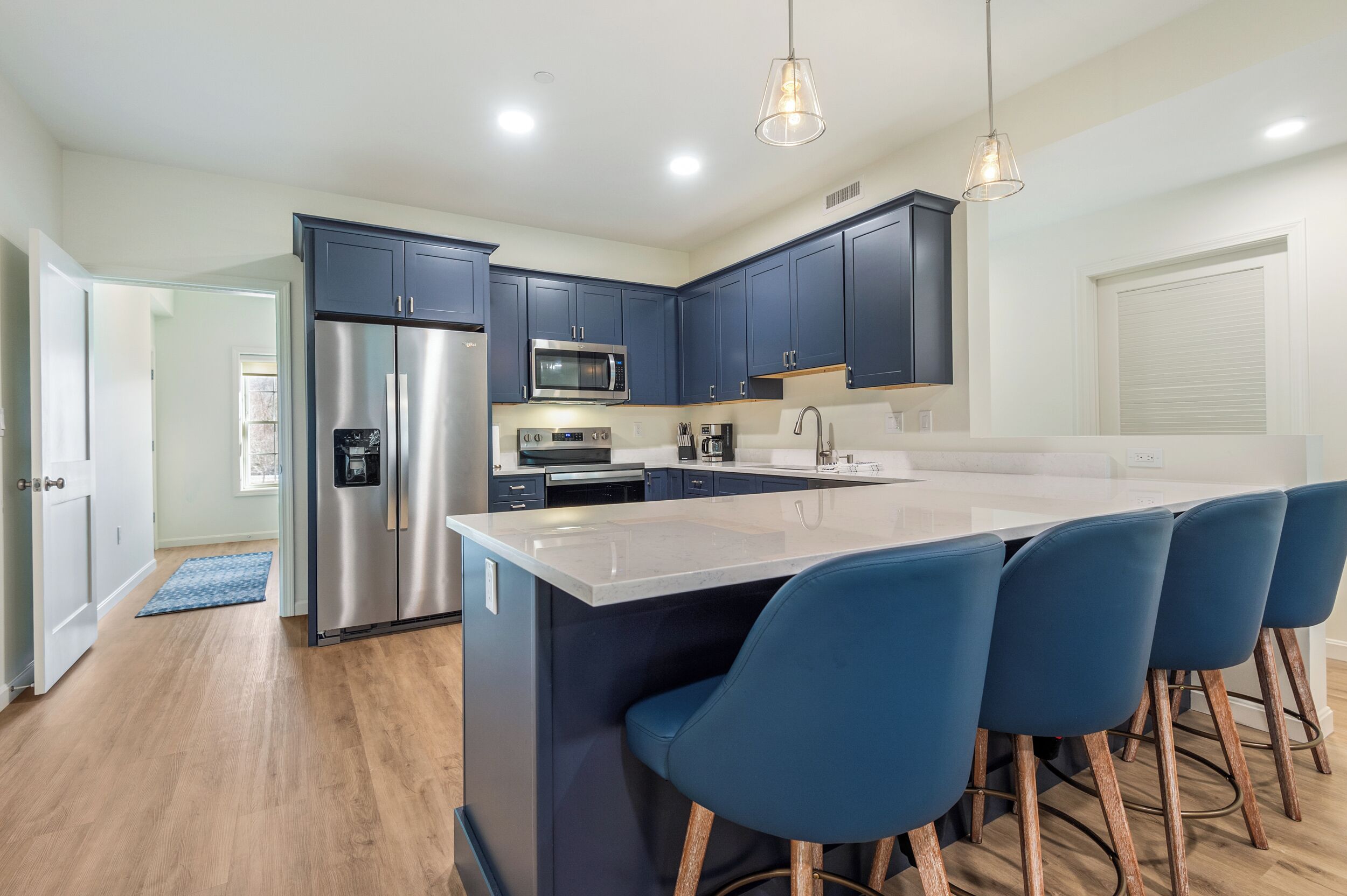 冷蔵庫、電子レンジ、オーブン、コンロ