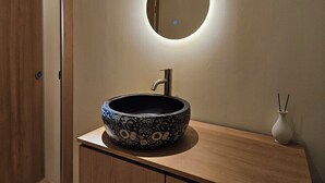 Shower, hair dryer, soap, shampoo - 82 Capsule Hotel (Seoul)