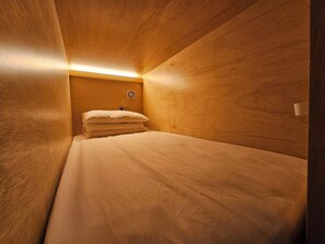 Desk, laptop workspace, free WiFi - 82 Capsule Hotel (Seoul)