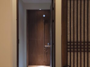 淋浴设施、吹风机、毛巾、肥皂