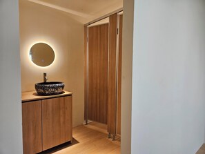 Shower, hair dryer, towels, soap - 82 Capsule Hotel (Seoul)
