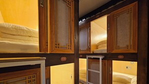 Desk, laptop workspace, soundproofing, WiFi (free) - 82 Capsule Hotel (Seoul)