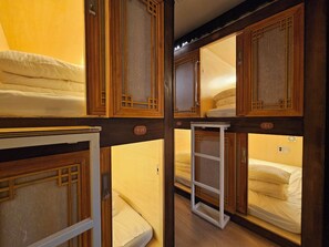Desk, laptop workspace, free WiFi - 82 Capsule Hotel (Seoul)