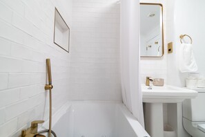 Secador de cabelo, toalhas de banho