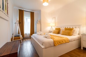 2 bedrooms, iron/ironing board, free WiFi, bed sheets - City Centre Haven King En-suite w/parking (Canterbury)