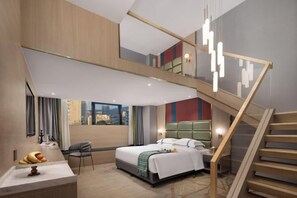 Ein modernes Hotelzimmer mit Bett, Schreibtisch, Stuhl, einer Treppe und Blick auf die Stadt.