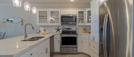 Een koelkast, een microgolfoven, een oven, een kookplaat