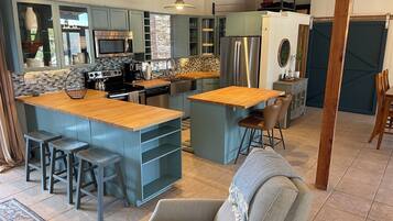 Jääkaappi, mikroaaltouuni, uuni, liesi