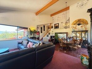 Smart-TV, DVD-Player, Bücher, Stereoanlage