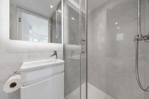 Hair dryer, towels - Cosy Studio Flat w/ Free Parking (London)