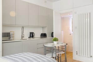 Fridge, microwave, stovetop, coffee/tea maker - Cosy Studio Flat w/ Free Parking (London)