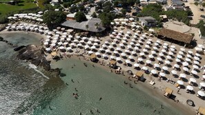 En la playa, playa de arena blanca y camas de playa gratuitas 