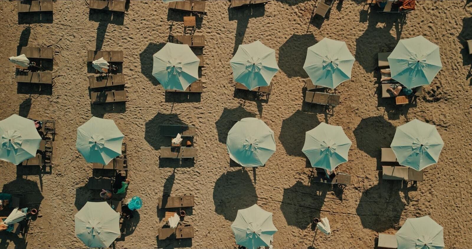 Am Strand, weißer Sandstrand, Cabañas (kostenlos), Liegestühle