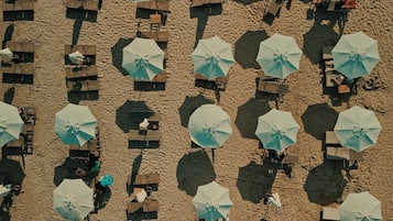 Am Strand, weißer Sandstrand, Cabañas (kostenlos), Liegestühle