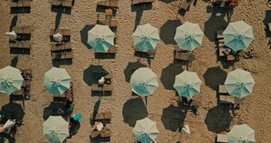 Plage, sable blanc, cabines gratuites, chaises longues