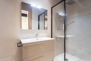 Dusche, Haartrockner, Handtücher