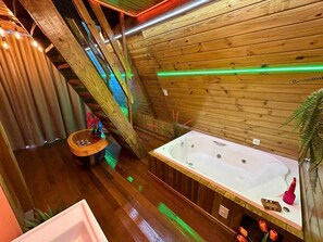 Eenvoudige kamer | Badkamer | Een bubbelbad, handdoeken, zeep, toiletpapier