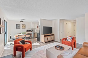 Smart TV, fireplace