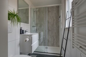 Douche, serviettes fournies, papier toilette
