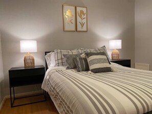 2 chambres, bureau, fer et planche à repasser, lit parapluie