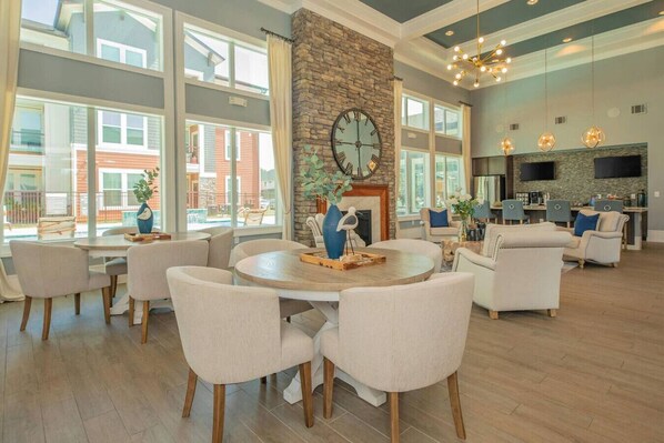 Dining - Spring Cheerful Modern 2 king Longterm (Spring)