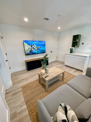 TV - Secure Cozy Tiny Home Central Houston (Houston)