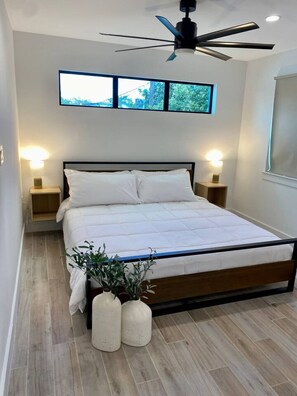 2 chambres, bureau, fer et planche à repasser, lit de bébé portatif