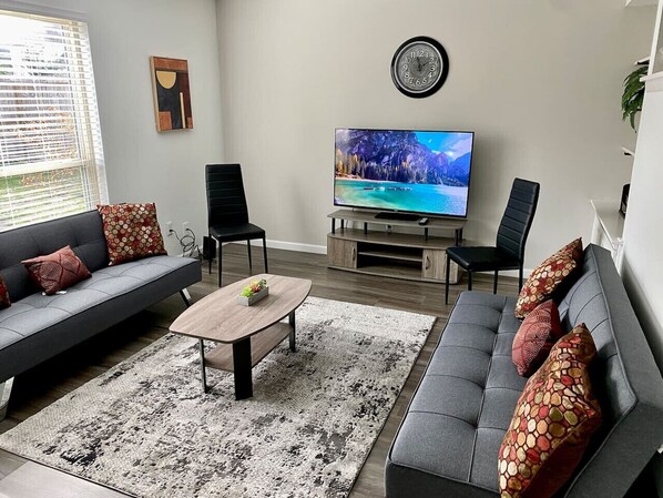 TV - 3-BR Cheerful Townhouse Long-Term for Families (Houston)