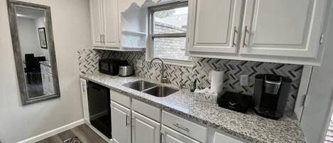 冰箱、微波炉、烤箱、炉灶