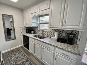 Fridge, microwave, oven, stovetop - 3-BR Cheerful Townhouse Long-Term for Families (Houston)
