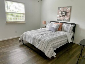 3 bedrooms, desk, iron/ironing board, travel cot - 3-BR Cheerful Townhouse Long-Term for Families (Houston)