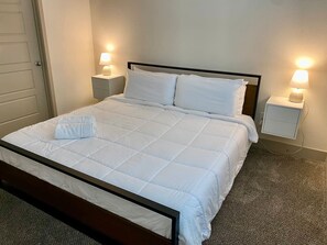 2 quartos, escrivaninha, ferros/tábuas de passar roupa, berço de viagem