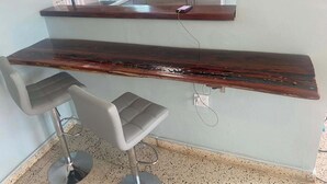 Una cocina con diseño moderno, que presenta una encimera de madera larga y un lavamanos integrado.