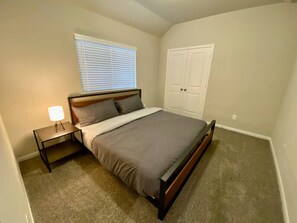 4 Schlafzimmer, Schreibtisch, Bügeleisen/Bügelbrett, Reisekinderbett