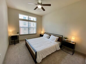 2 slaapkamers, een bureau, een strijkplank/strijkijzer, reisbedje