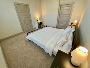 2 habitaciones, escritorio y tabla de planchar con plancha